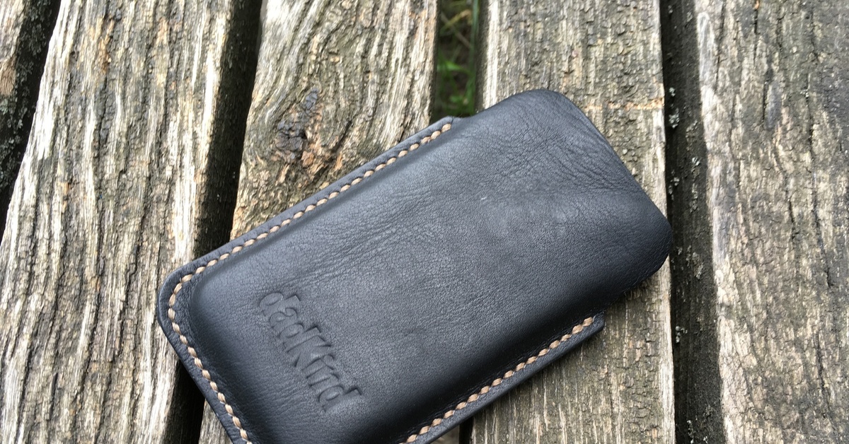 Iphone leather. Кожаный футляр для телефона. Самодельный кожаный чехол. Кожаный чехол для телефона своими руками. Самодельный чехол для смартфона.