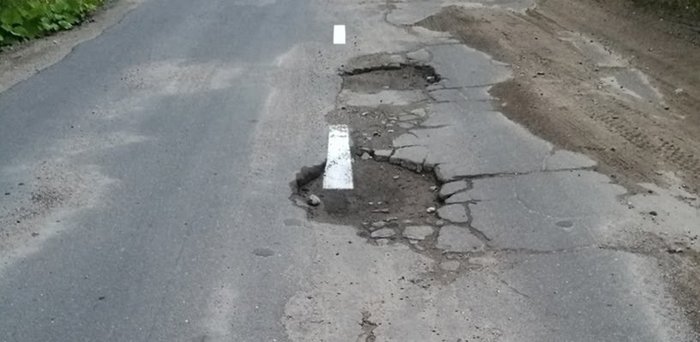 In Cherepovets, markings were applied directly to the pits in the asphalt - Cherepovets, Road, Markup, The photo, Text, And so it will do, Longpost