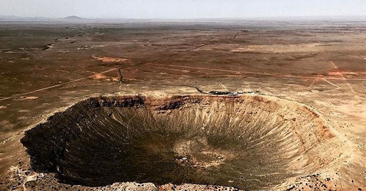 Самый крупный кратер на земле. Кратер Бэрринджер. Метеоритный кратер Бэрринджера. Аризонский метеоритный кратер. Кратер от падения метеорита штат Аризона США.
