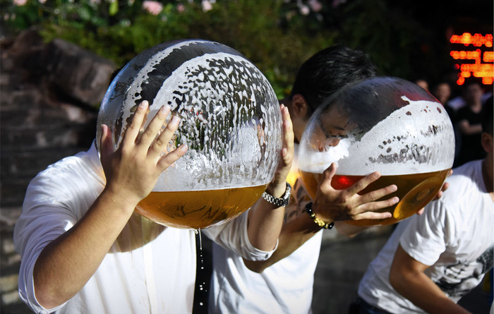 Соревнования по скоростному выпиванию пива из аквариумов в китайской провинции Чжэцзян