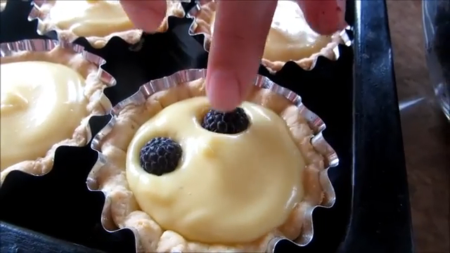 Tarts (tartlets) with custard and black raspberries - My, Food, Dessert, Baskets, Yummy, Preparation, Recipe, Video recipe, Longpost, Other cuisine, Video