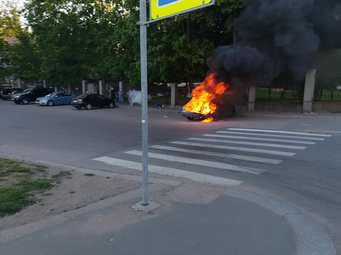 Cars burn very fast - My, Fire, Car, Vyborg, Summer, Heat, Video, Longpost