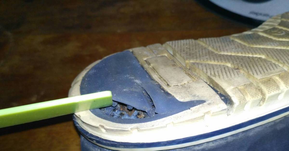 Как восстановить подошву обуви. Починить подошву кроссовок. Ремонтная подошва для кроссовок. Отремонтированные кроссовки. Протерлась подошва.
