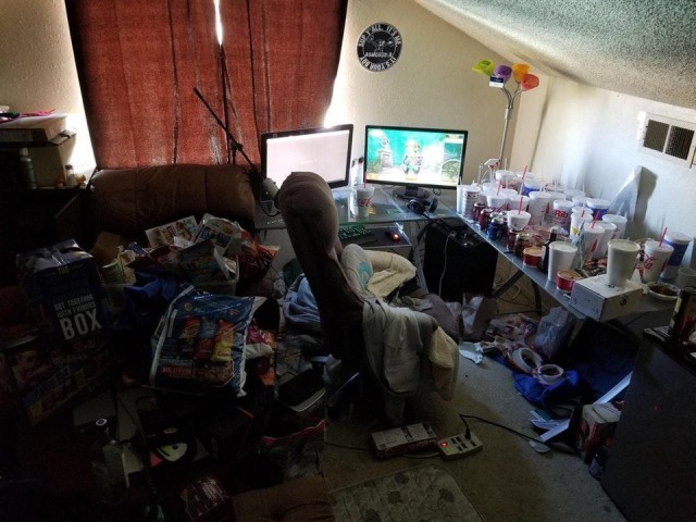 This is not a hangout for the homeless, but the room of a World of Warcraft gamer-streamer - Games, Online Games, Streamers, World of warcraft, Passing, Cleaning, Trash heap, Longpost, Gamers