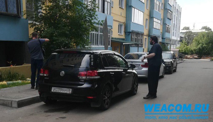 In Irkutsk, roofing material fell off the roof of a nine-story building and “flashed” a car - Irkutsk, Road accident, , Longpost