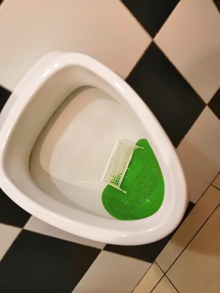 During the World Cup in the toilet of a Moscow cafe. - My, Urinal, Toilet, Football, Gates