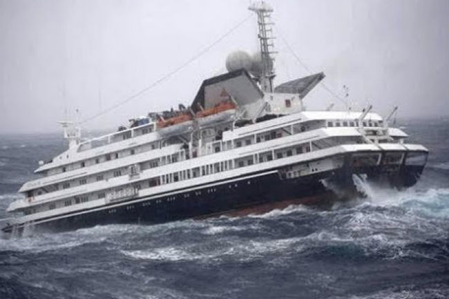 Hurricane Storm vs. Cruise Ship: When the Elements Take Over. - Storm, Cruise liners, Flooding, Video