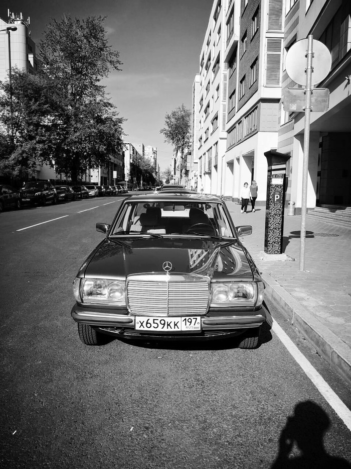 The classic never gets old... - My, Classic, Mercedes, Moscow, Black and white photo, Auto