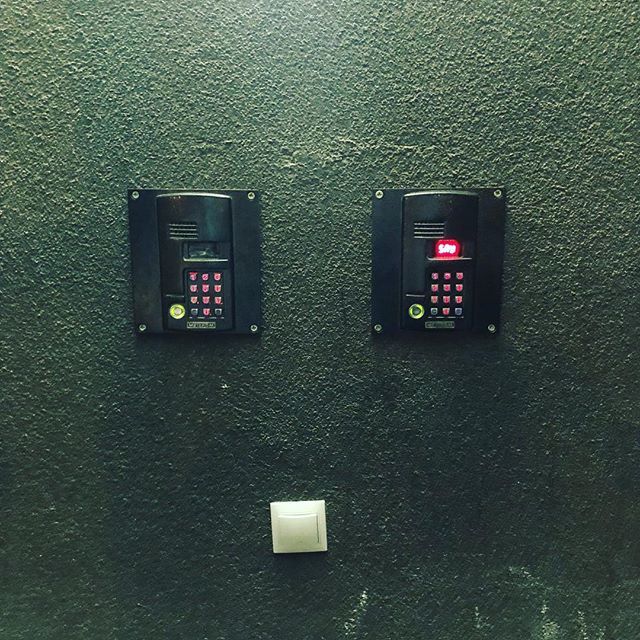 2 intercoms for 1 door - Intercom, , Switch