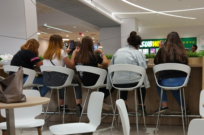 Просто 5 девочек играют в дурака по интернету, а не колодой карт