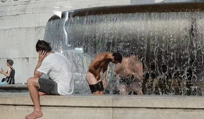 Police in Rome are looking for two Englishmen who bathed naked in the fountain of a war memorial - Fountain, Naked, Rome, Italy, Hooligans