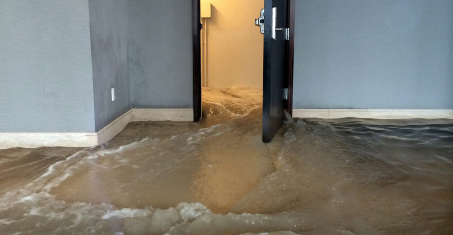 Залило водой тело. Потоп в квартире. Затопление квартиры. Затопило квартиру. Прорвало трубу в квартире.