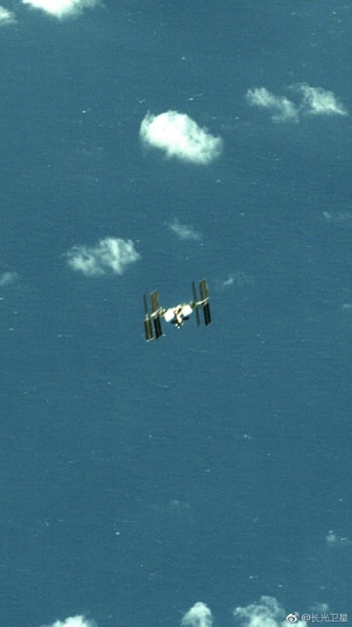 Chinese satellite photographed the ISS - China, Satellite, The photo, ISS, Apparatus, Snapshot, Longpost
