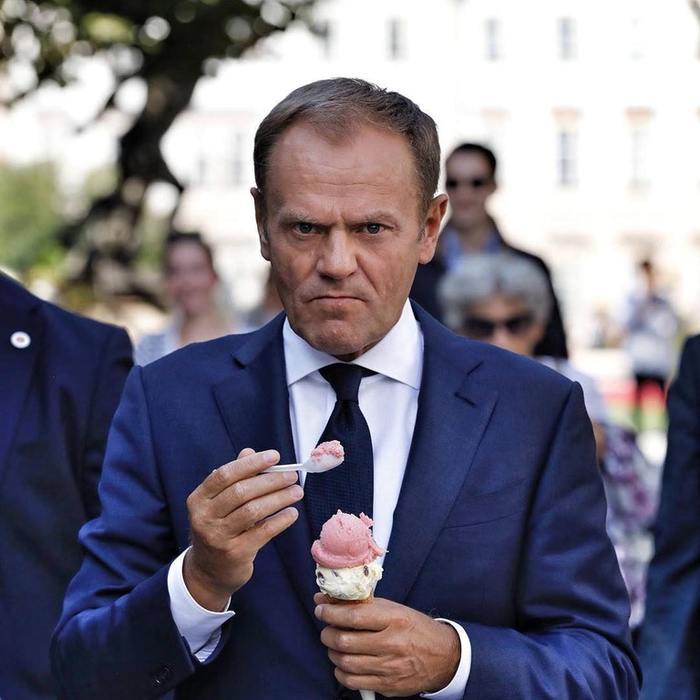 The President of the European Council, Donald Tusk, is enjoying an ice cream. - Donald Tusk, Ice cream, The photo