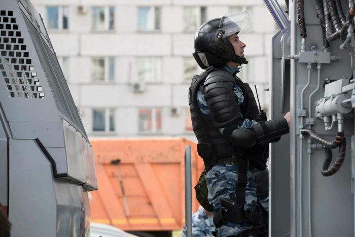 The Russian Guard will defend itself from the crowd with a Kalashnikov wall - Crowd, Rosgvardia, , Longpost