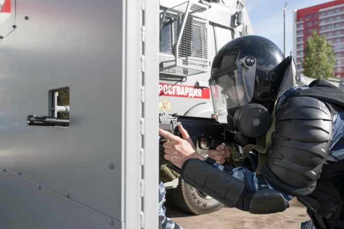 The Russian Guard will defend itself from the crowd with a Kalashnikov wall - Crowd, Rosgvardia, , Longpost