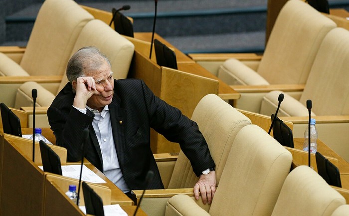 Water bottles vote for pension reform. - Zhores Alferov, Pension reform, Vote, Deputies