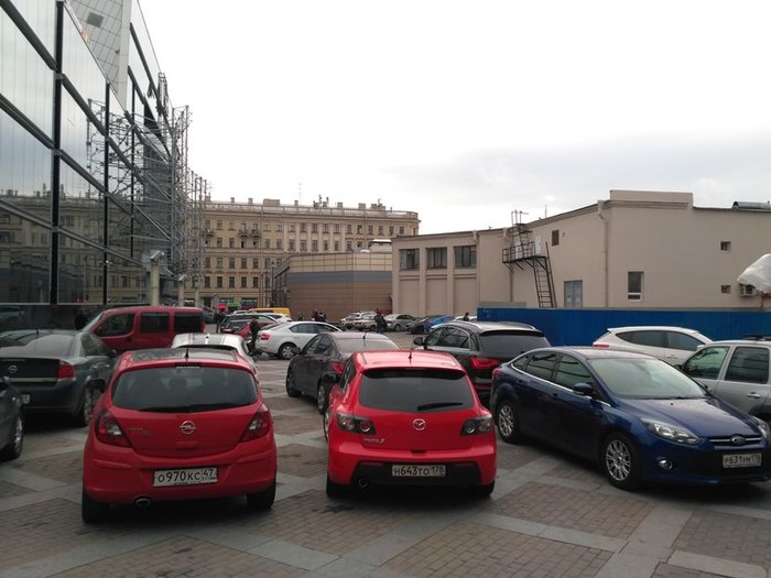 Хаотичной автомобильной парковке на Сенной площади Петербурга – БЫТЬ! surrounding life