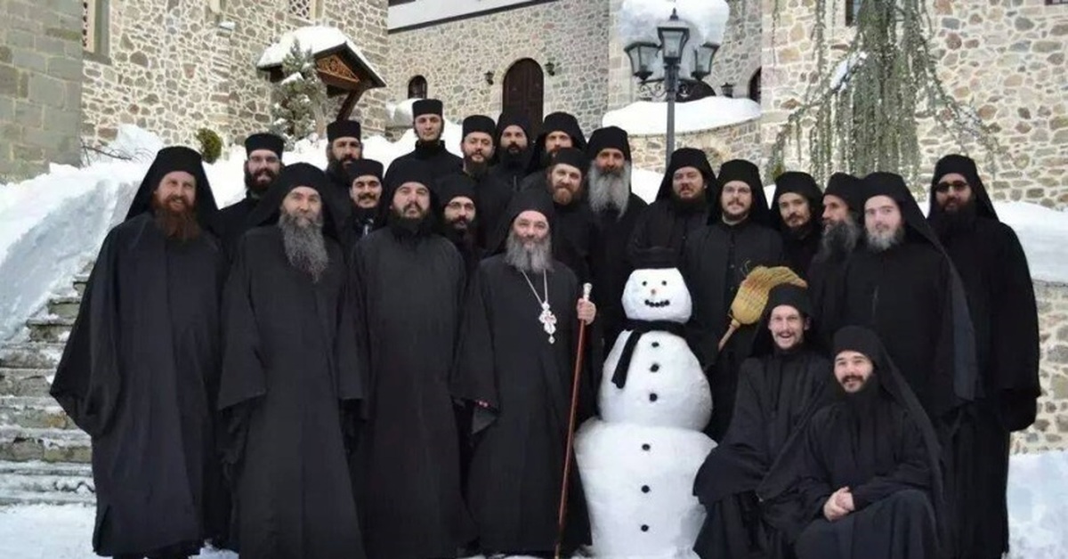 Отец шутить. Православный монах. Радостные православные монахи. Монах в церкви. Монахи шутят православные.