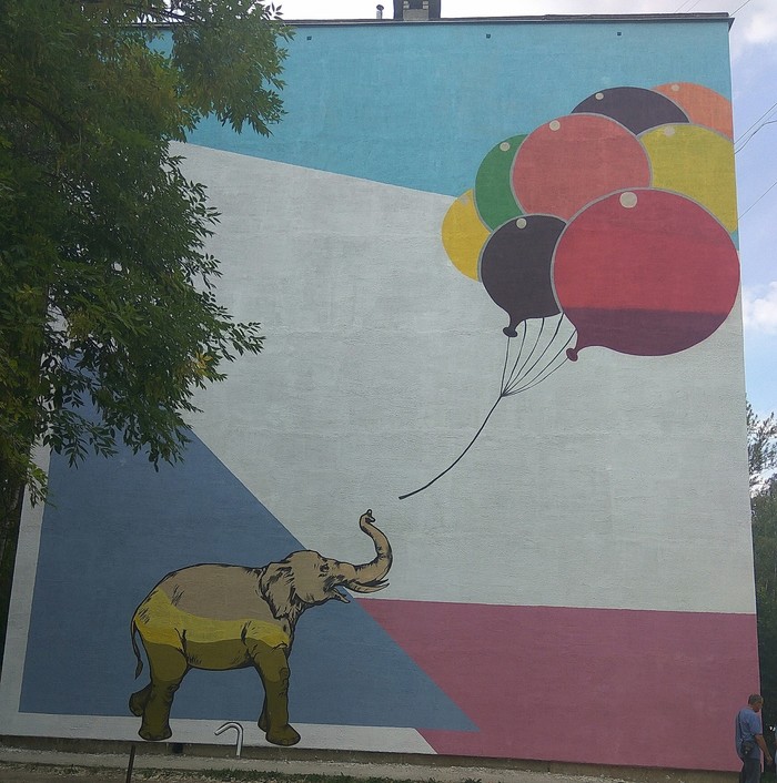 Insulation of the facade of an apartment building. - My, Elephants, Ball, Panel house, Art, Modern Art, Air balloons