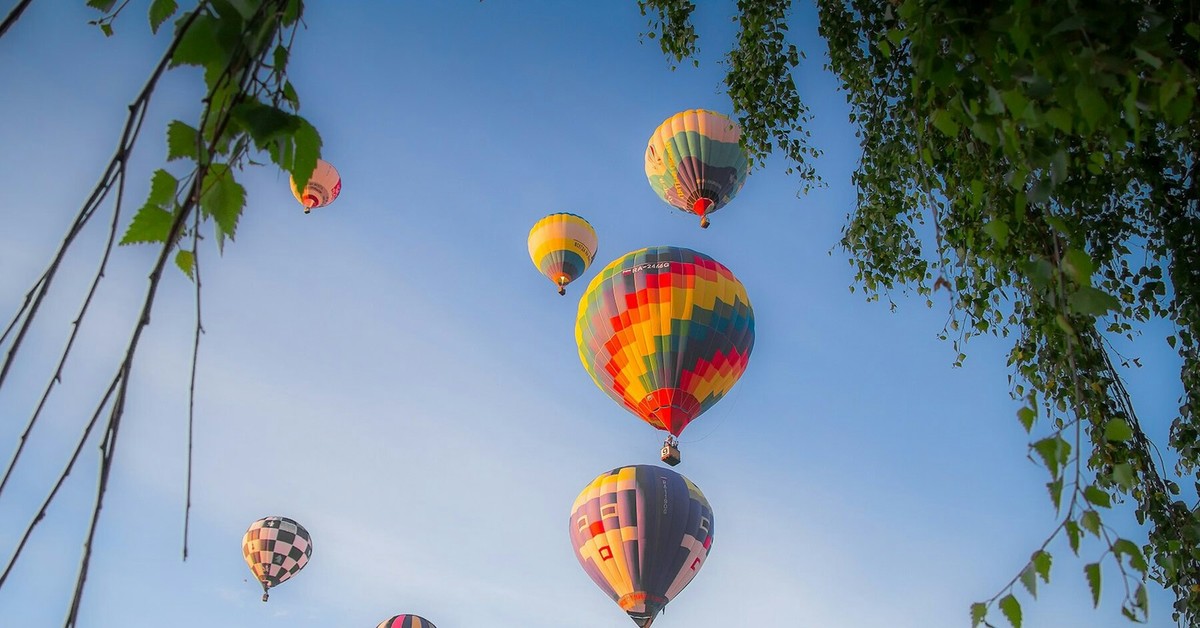 Небесная ярмарка Кунгур. Шарики на природе. Фото Кунгур шары. Город Кунгур воздушные шары фото.