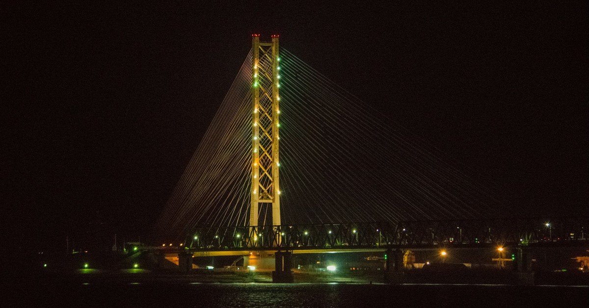 Сургутский мост ночью