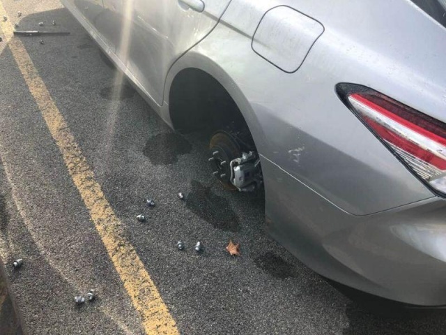 The thieves removed the wheels in the parking lot of the dealership - Wheels, Parking, Theft, Longpost