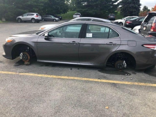 The thieves removed the wheels in the parking lot of the dealership - Wheels, Parking, Theft, Longpost