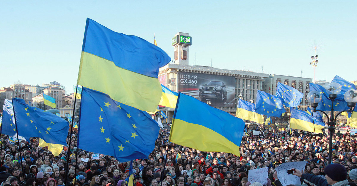 Членство украины. Украина ЕС. Украина Евросоюз. Украинцы в ЕС. Флаги Украины и ЕС на Майдане.