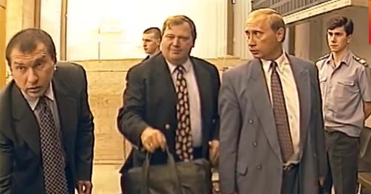 Путин Несет Портфель Собчака