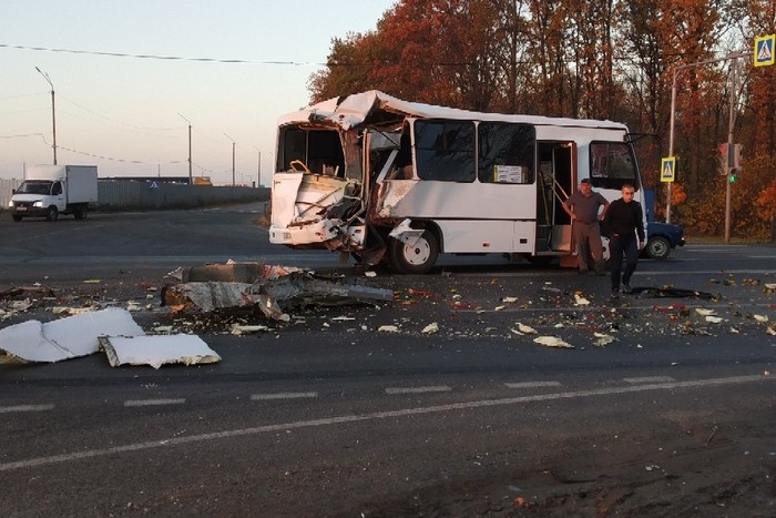 Near Ryazan in the Rybnovsky district, a truck rammed a bus - My, Road accident, Fishonline, Fish, Video