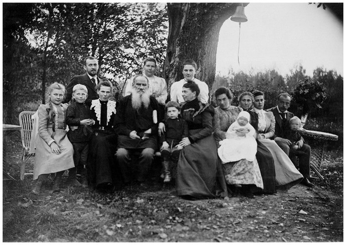 Leo Tolstoy with his family under the tree of the poor - The photo, Lev Tolstoy