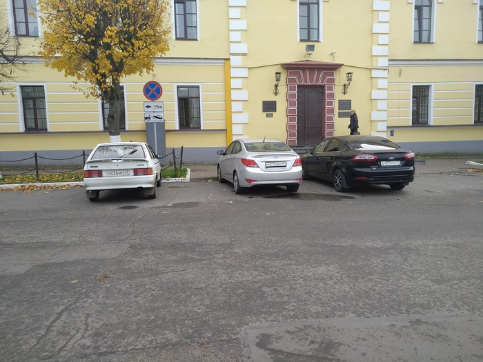 Parking at the police station in Gatchina, Leningrad region - My, Parking, Police chaos, Police, My place, Longpost