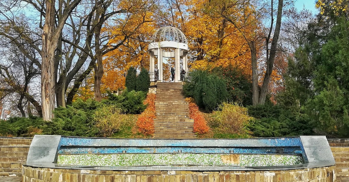 Осень краснодарская. Осень Горпарк Краснодар. Горпарк Краснодар осенью. Краснодар парк Горького осенью. Городской сад Краснодар Ротонда.