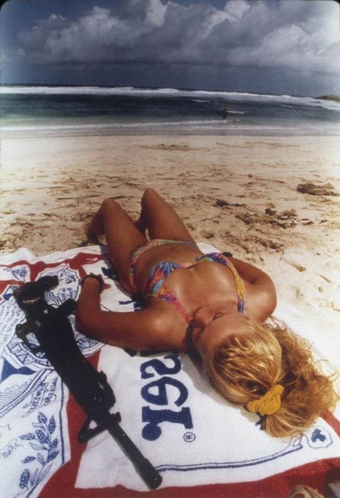A U.S. Marine corps fighter sunbathes with a gun on the beach of Mogadishu, Somalia, July 1993. - The photo, Somalia, Marines, Girls, The soldiers, Weapon