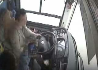 Трагедия в Китае: автобус сорвался в реку из-за драки пассажирки с водителем