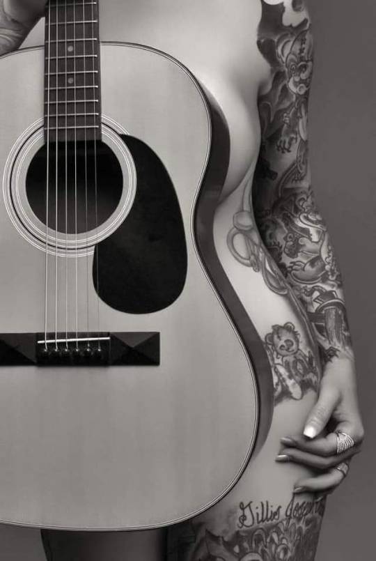 Изгиб гитары желтой ты обнимаешь нежно...