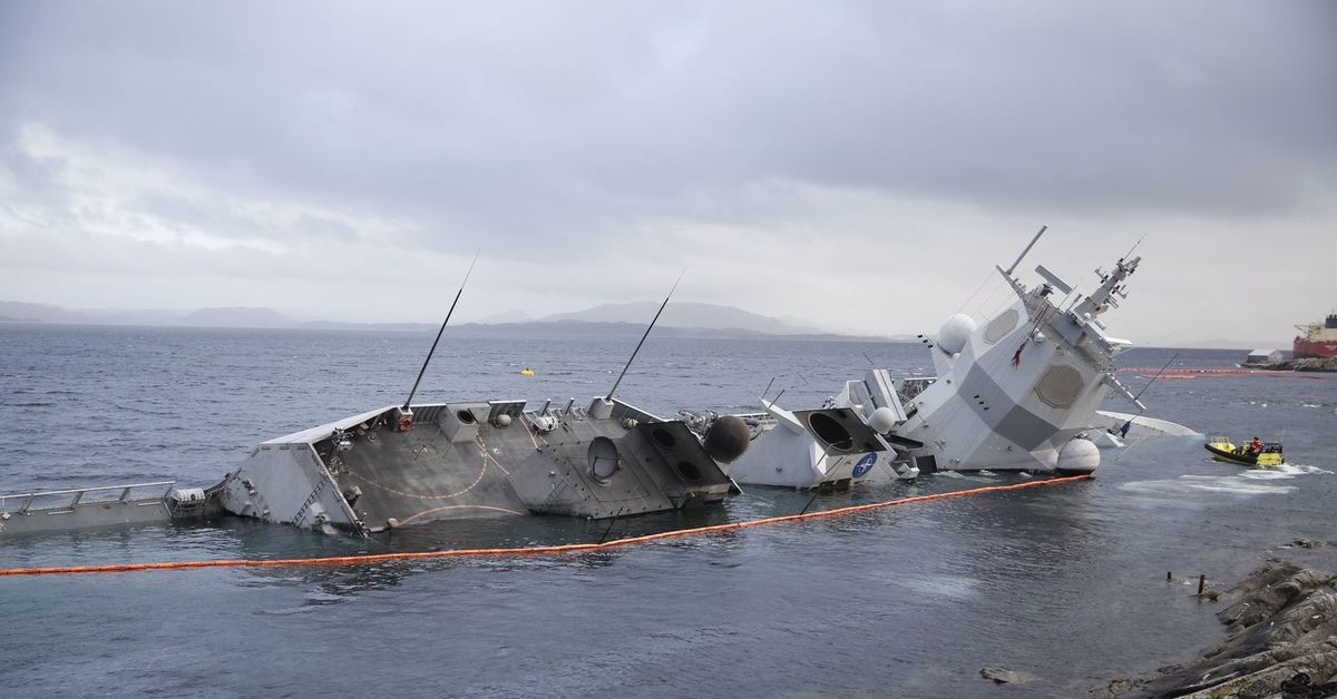 Попали в корабль. Фрегат ВМС Норвегии f 313 Helge Ingstad. Хельге Ингстад. Фрегат Helge Ingstad. Затонувший Фрегат Хельге Ингстад.