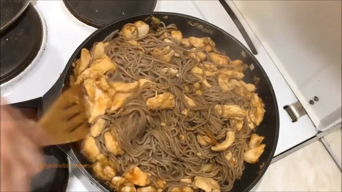 Курица жаренная с гречневой лапшой в соусе терияки. Видео рецепт.