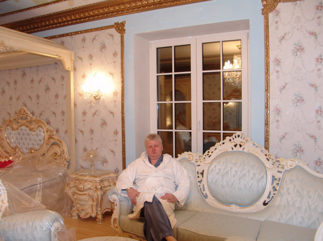 Grandfather photographed in palaces, again appeared on dating sites. - Acquaintance, Macho, , Castle, Scenery, Freaks, Longpost