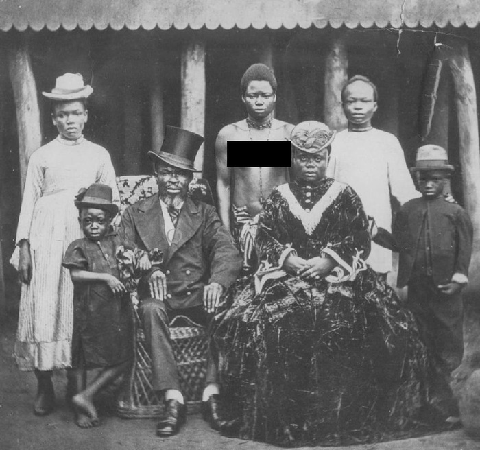 Богатый либерийский купец позирует со своей семьей и слугами\рабами в Монровии. 1910г.
