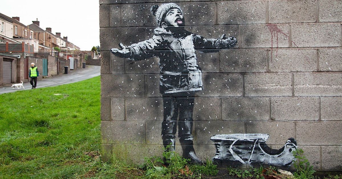Искусство бэнкси. Граффитист Бэнкси. Знаменитые граффити Бэнкси. Уличный художник Banksy. Известный граффитист Бэнкси художник.