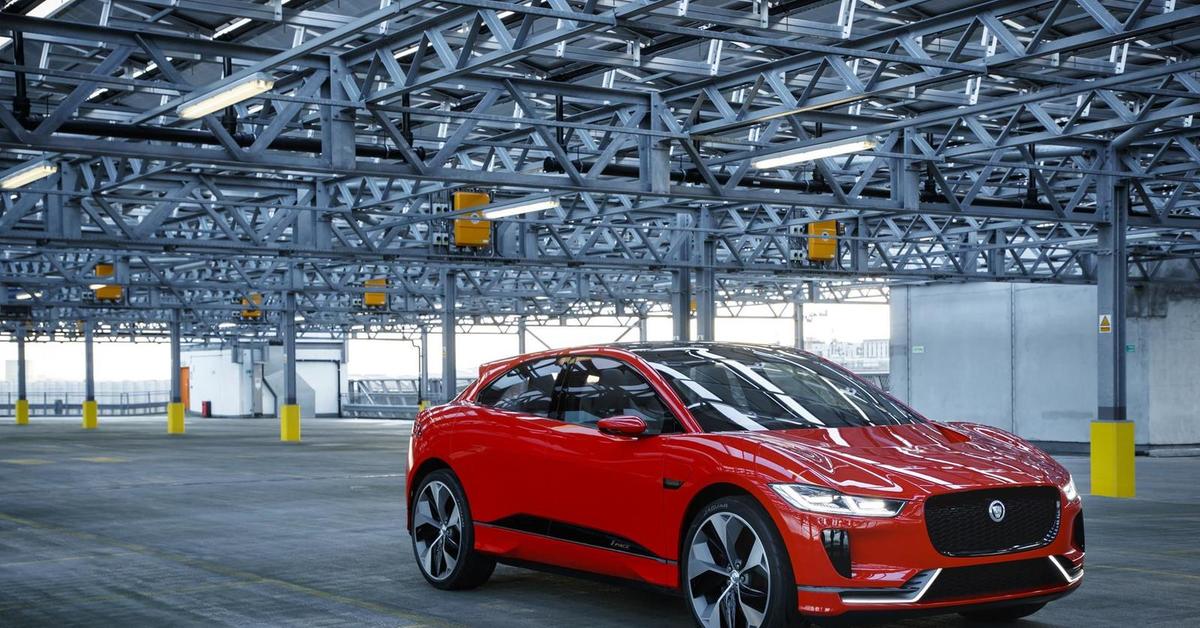 Автомобиле 2018. Jaguar i-Pace. Jaguar электромобиль i Pace. Ягуар i Pace 2018. Ягуар электромобиль 2020.