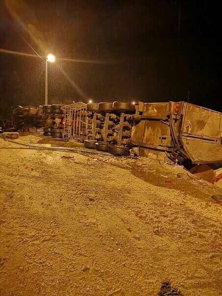 The Arkhangelsk-Vologda highway is blocked: a huge truck overturned on the way - Road accident, Track, Wagon, news, M8