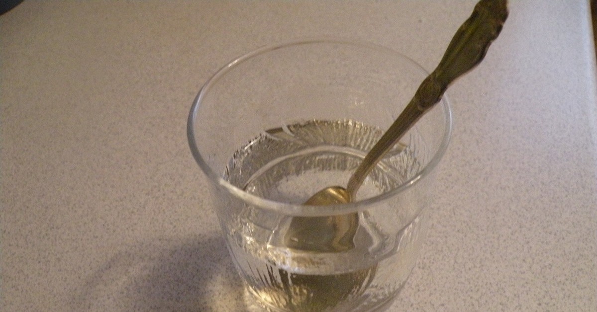 1 растворите в стакане воды. Ложка в стакане. Ложка в стакане с водой. Стакан с ложечкой. Ложка в воде.