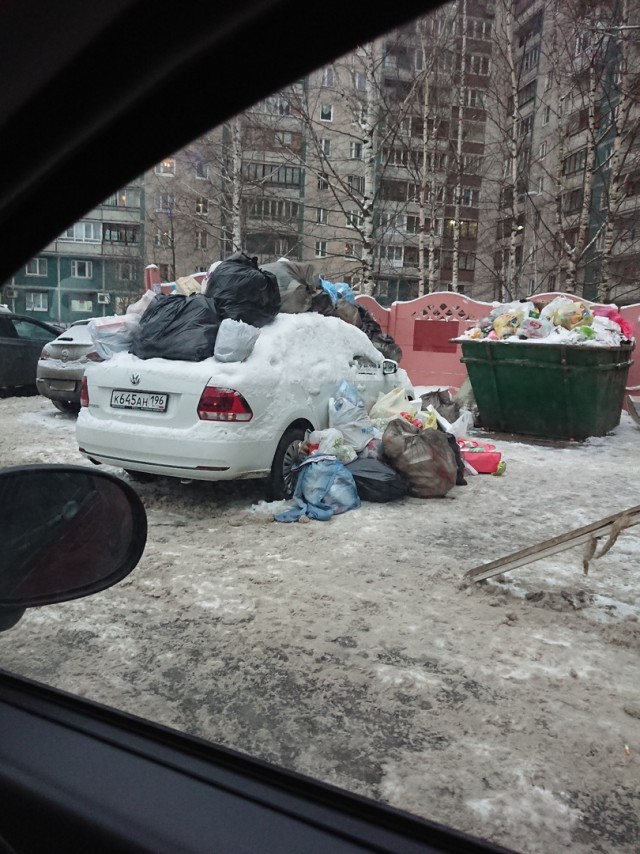 In St. Petersburg, the driver parked the car near the garbage dump and prevented the garbage truck from driving up - Saint Petersburg, Auto, Garbage, Longpost