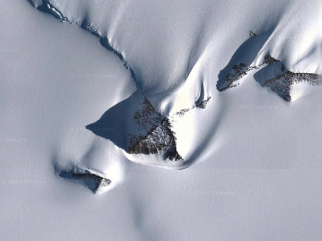 Strange pyramid in the middle of Antarctica - My, Antarctica, Find, Pyramid, Snow, The hills, Ice, UFO