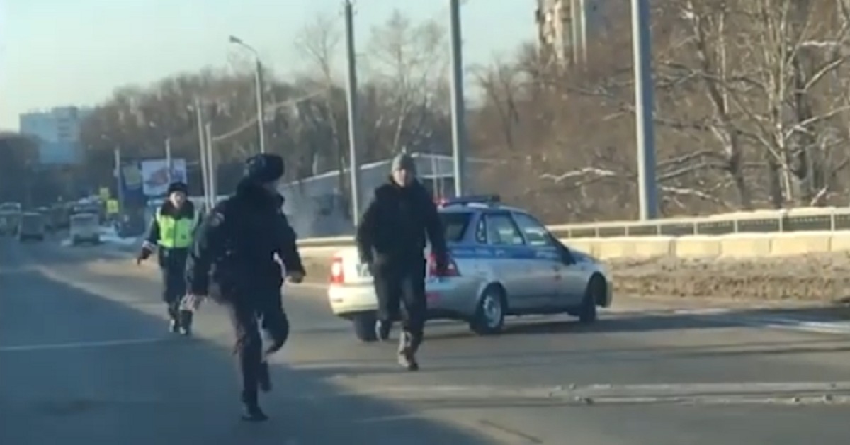 Стрельба в челябинске сегодня. Перестрелка в Ленинском в Челябинске. Драка с полицейским Узбекистан. Выбежал на полицейского на ножом.