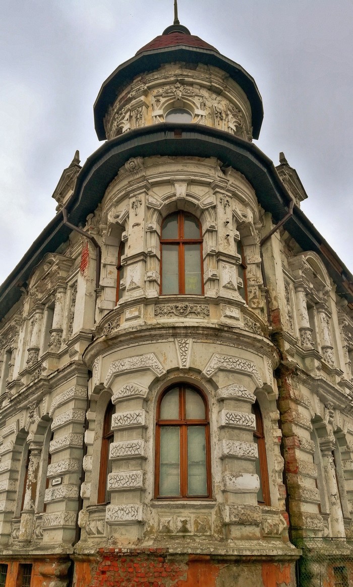 One of the most beautiful buildings in Sovetsk (former Tilsit) - My, Architecture, Sovetsk, Old buildings, Devastation, Story, Sovetsk Tilsit, Sad, Sadness
