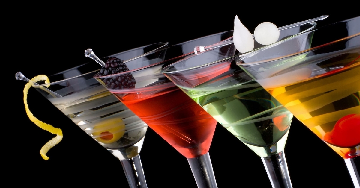 коктейли на барной стойке. 450 мл коктейль. стакан для смешивания коктейлей. Cocktail mixing. Cocktail mixing.